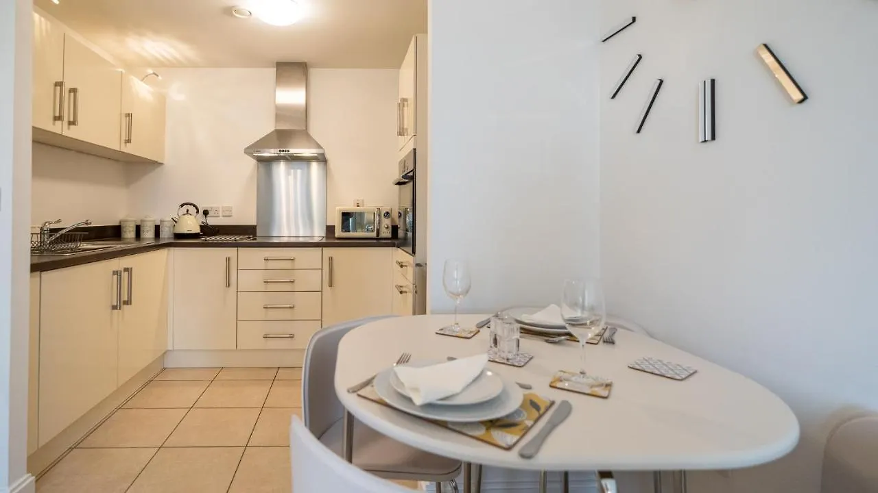 Hansen Court - Stylish Bay Apartment With Parking And River Views Cardiff