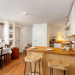 The Coach House, Centrally Located Detached Coach House Cardiff