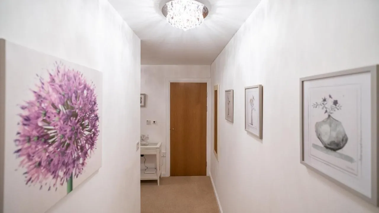 Hansen Court - Stylish Bay Apartment With Parking And River Views Cardiff