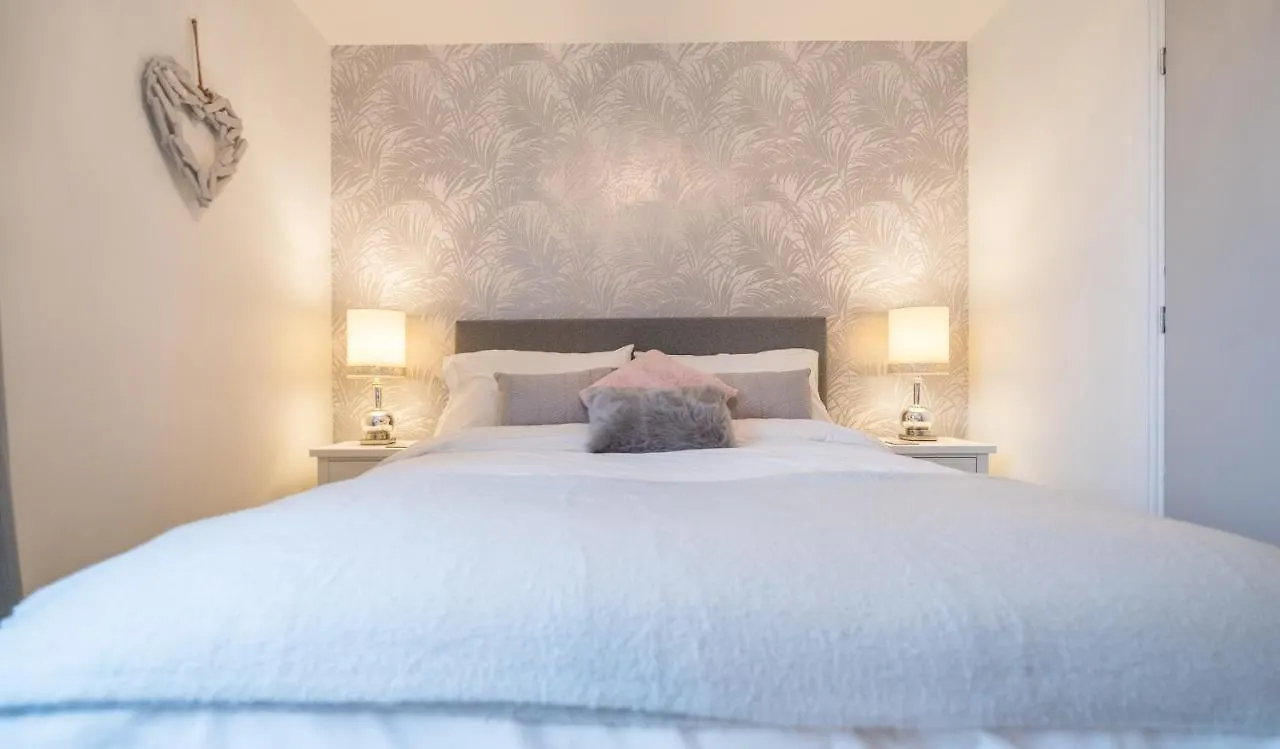 Hansen Court - Stylish Bay Apartment With Parking And River Views Cardiff