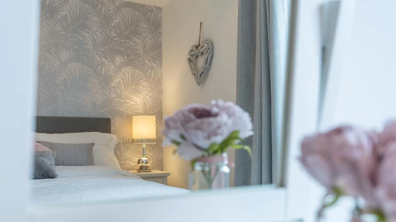 Hansen Court - Stylish Bay Apartment With Parking And River Views Cardiff